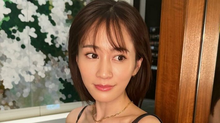 「こんな街中に！？」前田敦子 テラス席でリラックスムード満点な姿に「ビックリして倒れちゃう」夏らしい肩出しコーデ披露