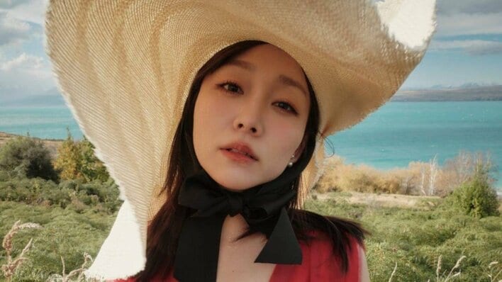 須田亜香里 大胆なVネック赤ドレス姿を披露！ヘルシーな色気と洗練された大人の雰囲気ただようショットに注目