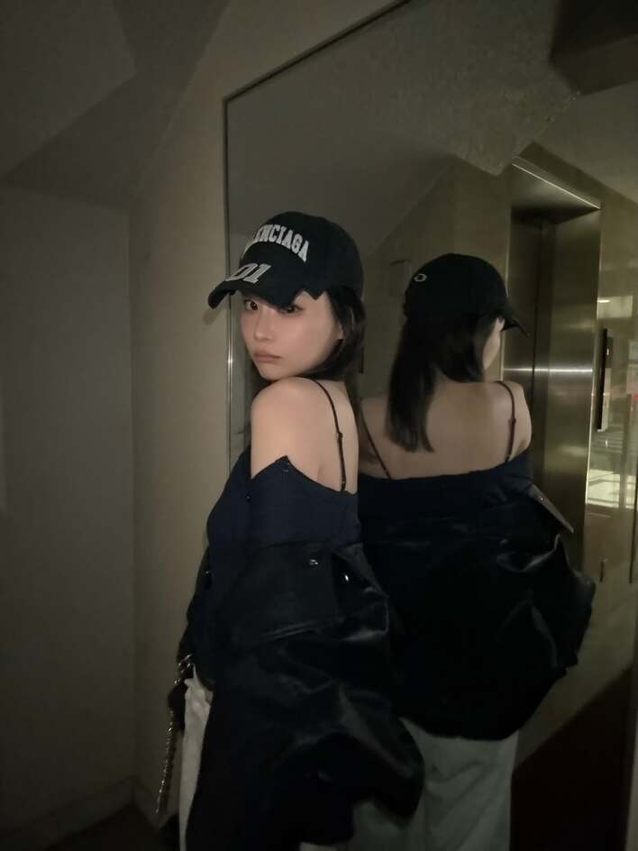 重盛さと美 黒レースキャミで“レベチ”な肩出しコーデ公開！スラッと
