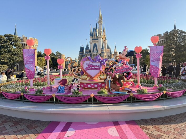シンデレラ城がピンクに染まる！？幻想的な夜の演出や大きなリボンの