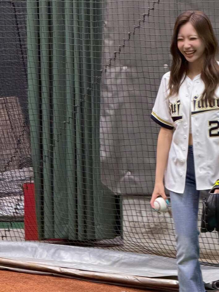 笑顔国宝級すぎる」NiziU・MAYUKA へそピきらめくユニフォーム姿を披露