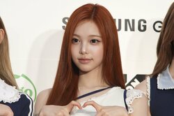 Hearts2Hearts ミニ丈スポーティールック披露！愛嬌たっぷりハートポーズでパシャリ【KCON JAPAN 2026 レッドカーペット】