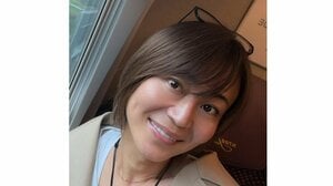 氷川きよし “誕生日が一緒”愛犬との密着ショット公開！ご主人をじーっと見上げる愛らしい表情に「上目づかい可愛い」「すごく幸せそう」