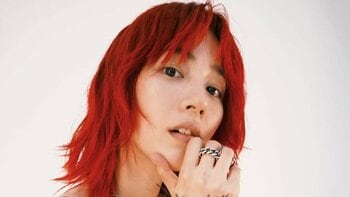 「マトリックスみたい」のん 黒ドレスで斬新なポーズを披露！クールなまなざしを向ける姿に「えーかっこよ！」「とても魅力的」