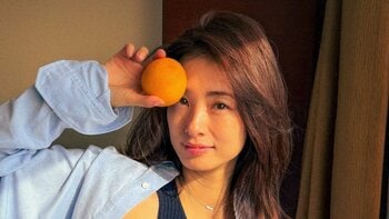 15年ぶり写真集発売で話題 上戸彩 美脚＆お腹見せ姿や海辺のおちゃめポーズ披露！大量公開中のオフショットで新カット