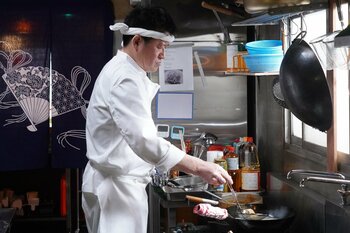 中華料理店で麻薬密売組織の張り込みをする誠（佐藤二朗）たち！店が繁盛＆池田（中村海人）が刺される事態に発展！？＜『夫婦別姓刑事』第3話完全版＞