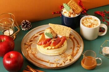 カフェ“ YURT (ユルト) ”から、冬の香りと美味しい記憶をお届け！「紅玉リンゴのキャラメルソースパンケーキ」を12/3(水）より新登場！