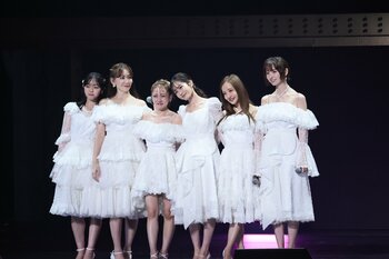 前田敦子 13年ぶりセンターでAKB48結成20周年公演最終日が開幕！板野友美&小嶋陽菜ら1期生メンバーと「桜の木になろう」披露