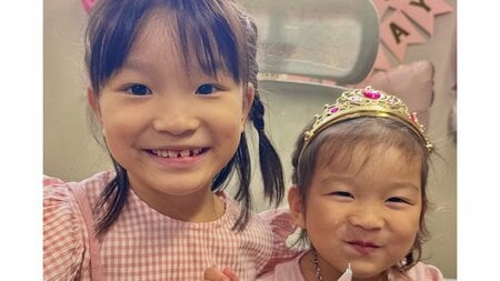 ののちゃん妹・ひーちゃん 4歳の誕生日にプレゼントがずらり！画面を埋め尽くす圧巻の量に驚き 姉妹で“ほっぺにチュー”する仲良しショットも