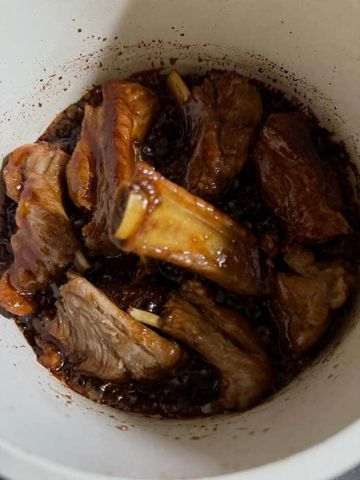 【画像8枚】丸山桂里奈 作り置きのスペアリブを披露！コトコトと煮込む様子や愛娘の彩り豊かな朝食プレートを見る