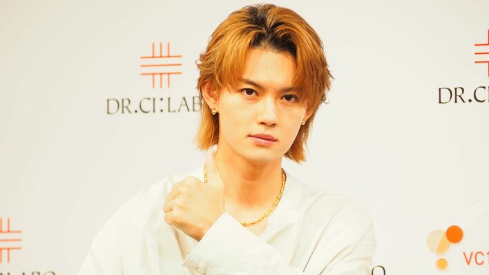 M!LK・佐野勇斗 新CMの出来栄えを「イイじゃん」ポーズで自画自賛！“滅”ポーズも披露し、カメラマンに猛アピール