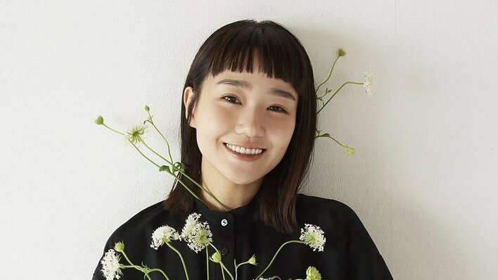 「誰か分からなかった」奈緒が金髪ベリーショートにイメチェン！タイトな上品黒ドレス姿に「釘付け」「最高！」と絶賛の嵐