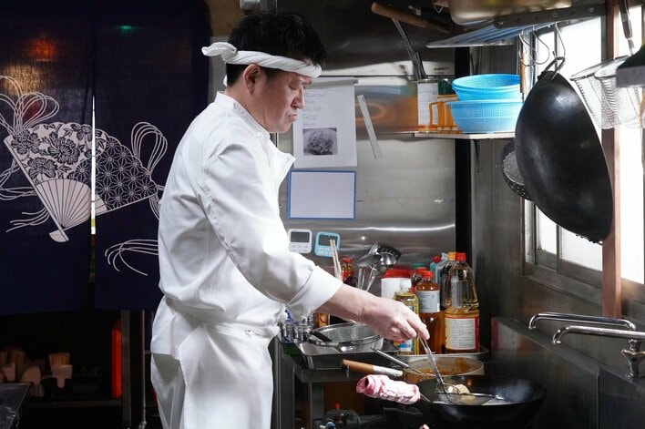 中華料理店で麻薬密売組織の張り込みをする誠（佐藤二朗）たち！店が繁盛＆池田（中村海人）が刺される事態に発展！？＜『夫婦別姓刑事』第3話完全版＞