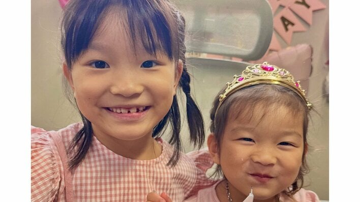 ののちゃん妹・ひーちゃん 4歳の誕生日にプレゼントがずらり！画面を埋め尽くす圧巻の量に驚き 姉妹で“ほっぺにチュー”する仲良しショットも
