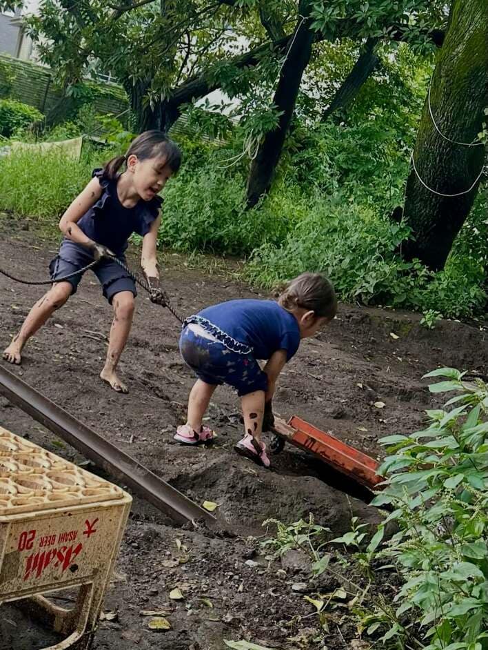 ののちゃん 顔や手が泥まみれの“全力どろんこ遊び”ショット公開！4歳妹