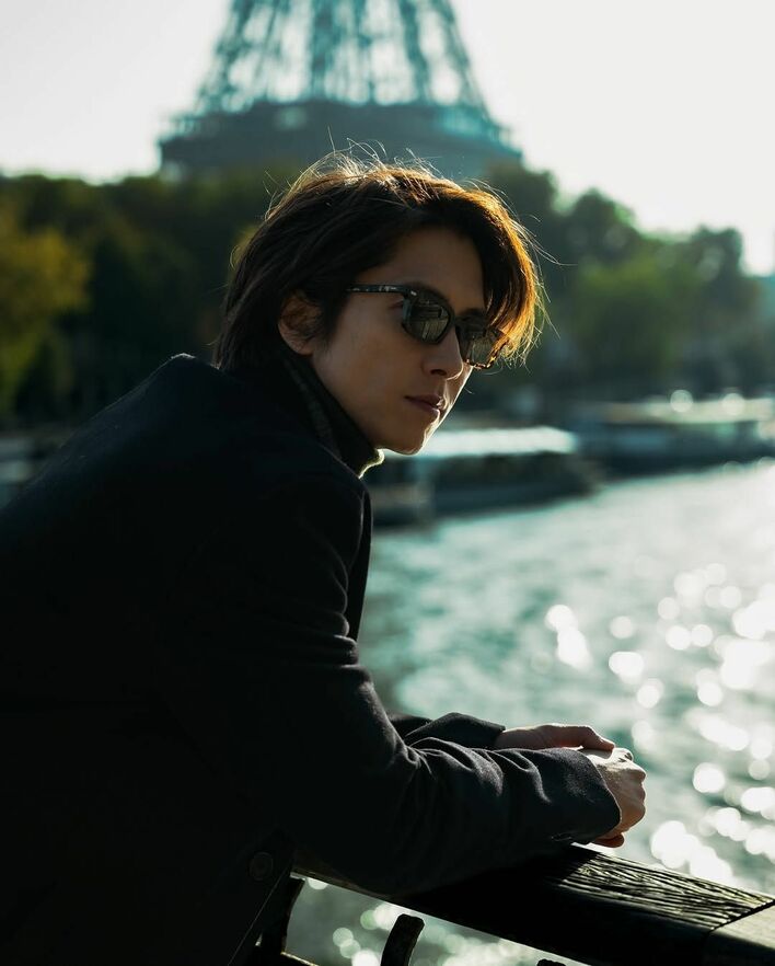 絵になる！」山下智久 タートルネック×サングラス姿でパリ散策