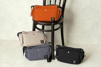 【moz(モズ)】大人かわいい新商品！ふんわり軽いボンディング生地のショルダーバッグ。軽量＆軽撥水ナイロンで毎日使いやすい、大人かわいいデザイン。秋のお出かけや旅行にもおすすめ、リフレクトチャーム付き