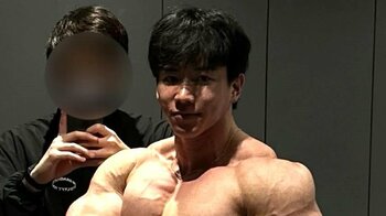 「脚爆デカや！」横川尚隆 半端ない大きさの太ももを披露！異次元の全身ショットに「恐竜か」「凄すぎて目の錯覚かと」と反響の嵐