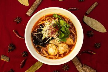 『麻辣湯（マーラータン）×フォー』冬の期間限定 北海道産ホタテのうま辛スープを発売！【COMPHO】