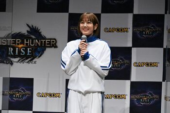 本田翼 ジャージ姿でゲームに熱中！開発者の解説も遮る