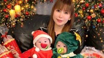 中川翔子 生後2ヵ月双子がクリスマス装飾に包まれ"仰天”の表情披露！「目がキラキラ」寝転ぶ“もみの木”&“サンタ”の映えショットや思わずおなかが鳴ってしまいそうな豪華ディナーも