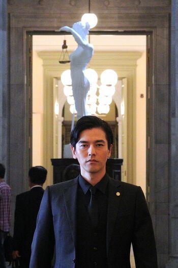 御子柴が黒ずくめなのはなぜ？笑わない理由は？人物造形5つのポイント教えます！