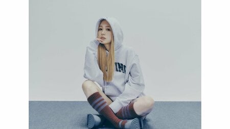 「平成みすごい」西野カナ 約15年前に使っていた“ガラケー”公開！ラインストーンびっしりにストラップついたギャルな“デコ電”に「懐かしすぎ」