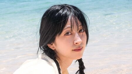 『ラブライブ！』声優・月音こな ソファで寝そべり大人びた視線を送る姿を公開！1st写真集『ひととき』発売決定で先行カット解禁 初の水着カットにも挑戦