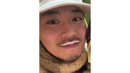 クマムシ・佐藤 15歳年下彼女との“平成プリ”公開！一緒にマフラーを巻いて顔を寄せ合う姿やあざとポーズなどラブラブ感満載