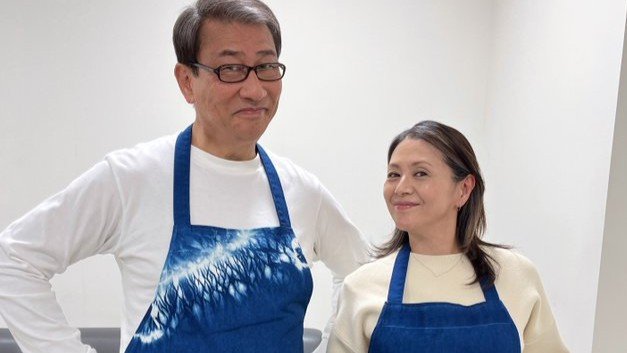 【2つで400円？】小泉今日子＆中井貴一が藍染“リンクコーデ”公開でSNS「幸せそうですね♡」さらに身長差に驚きの声も『最後から二番目の恋』