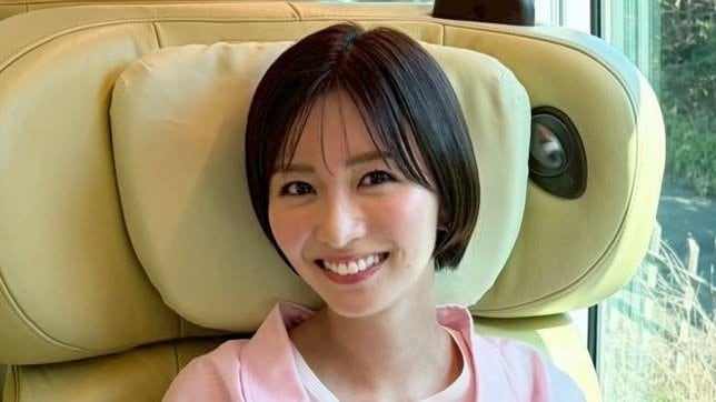 岡崎紗絵 爽やかコーデで伊勢志摩を満喫！伊勢神宮の石段にたたずむ神秘的なオフショットに「いつか行きたい」「聖地巡礼したい」