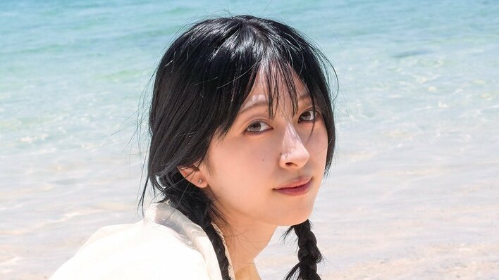 『ラブライブ！』声優・月音こな ソファで寝そべり大人びた視線を送る姿を公開！1st写真集『ひととき』発売決定で先行カット解禁 初の水着カットにも挑戦