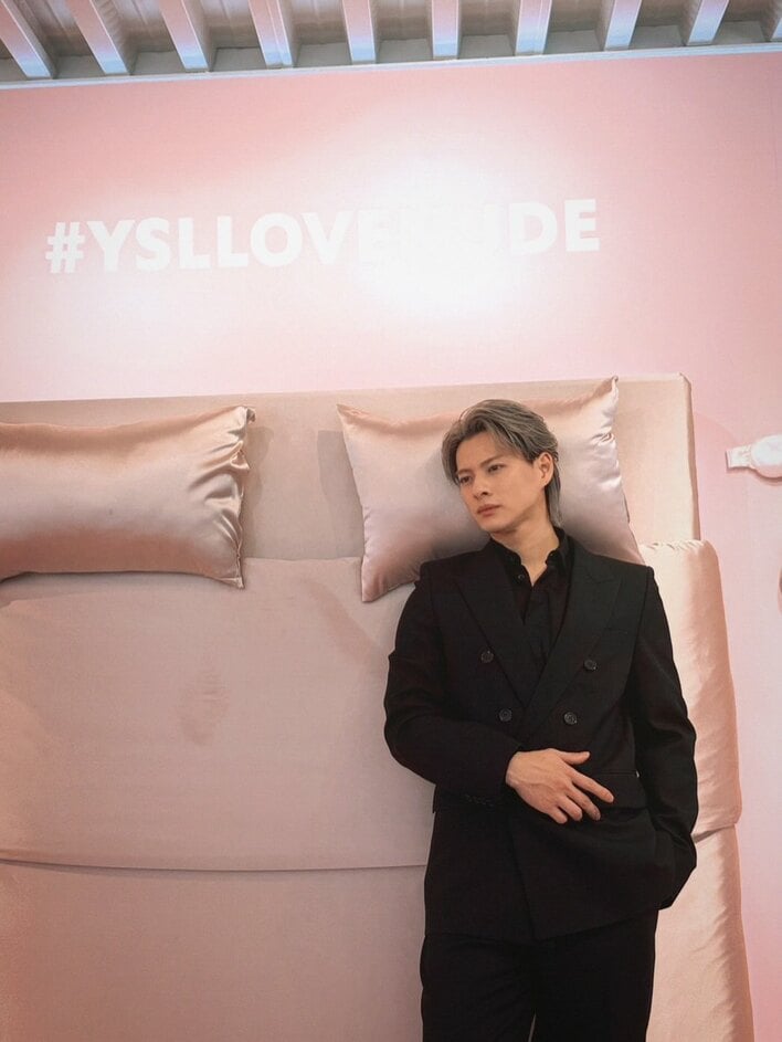 写真集かな？」平野紫耀 YSL“秘密のホテル”で色気漂う黒スーツ姿を披露 