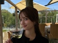 谷まりあ “起きてそのまま”姿の朝食ショット公開！海外のおしゃれテラスで誕生日をお祝いする優雅な様子に「歳を重ねるごとに魅力的に」「とても素敵」