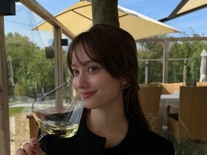 谷まりあ “起きてそのまま”姿の朝食ショット公開！海外のおしゃれテラスで誕生日をお祝いする優雅な様子に「歳を重ねるごとに魅力的に」「とても素敵」