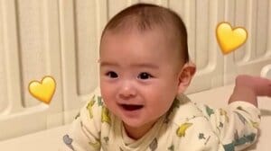 生後6ヵ月赤ちゃん ママにはニコニコ！パパにはまさかの“塩対応”!?真逆のリアクションに「落差がヤバい笑」「パパ涙拭けよ」【激かわキッズ奇跡の瞬間】
