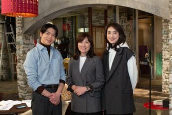 『合理的にあり得ない』原作者・柚月裕子が撮影現場を訪問！