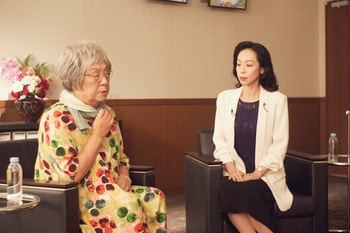 悪徳区議を熱演する遊井亮子「わざわざ買ってきてくれたケーキを投げつける…ひどいですよね（笑）」『浅草ラスボスおばあちゃん』