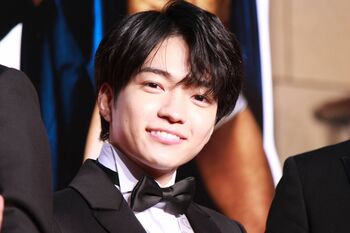 西畑大吾、タキシード姿でレッドカーペットに登場「熱く笑いで心が燃えるような映画」