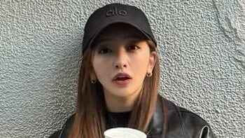 板野友美 スーパーでの主婦感あふれる“激レア”ショットを公開！真剣な表情で食材を吟味する様子に「隠しきれないオーラ！」と反響