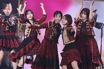 大島優子 “ヘビロテ”披露で前田敦子と1本のマイクに向かい合い満開の笑顔 AKB48結成20周年公演最終日