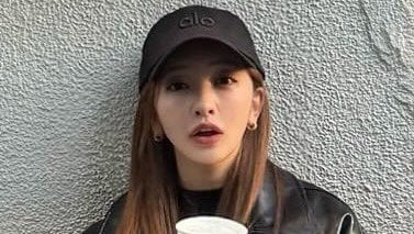 板野友美 スーパーでの主婦感あふれる“激レア”ショットを公開！真剣な表情で食材を吟味する様子に「隠しきれないオーラ！」と反響