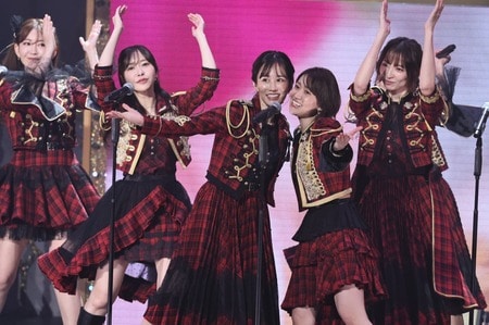 大島優子 “ヘビロテ”披露で前田敦子と1本のマイクに向かい合い満開の笑顔 AKB48結成20周年公演最終日