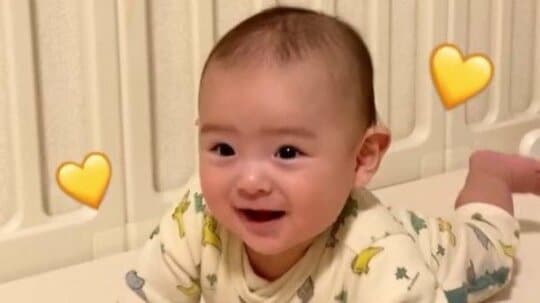 生後6ヵ月赤ちゃん ママにはニコニコ！パパにはまさかの“塩対応”!?真逆のリアクションに「落差がヤバい笑」「パパ涙拭けよ」【激かわキッズ奇跡の瞬間】