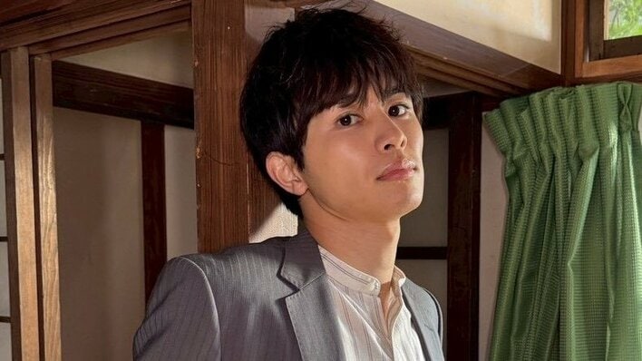 【実際の投稿】かっこいい！草川拓弥がスーツ姿でアンニュイに佇むショットを見る