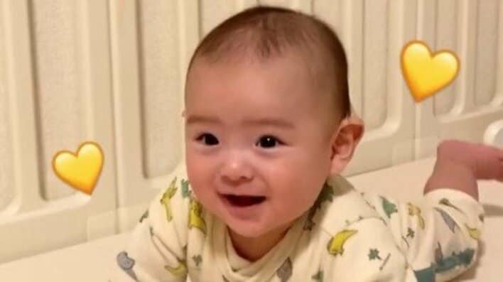 【画像15枚】「神対応と塩対応」「落差がヤバい笑」生後6ヶ月赤ちゃん パパとママで反応が違いすぎる“腕立て伏せ”を見る