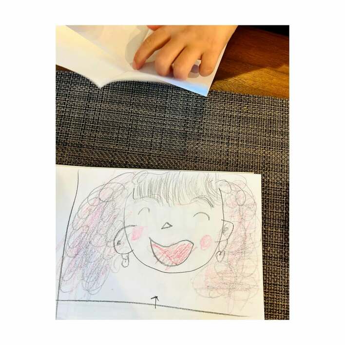 ホント上手」“マナカナ”三倉茉奈 5歳娘が描いた似顔絵を披露！細かな