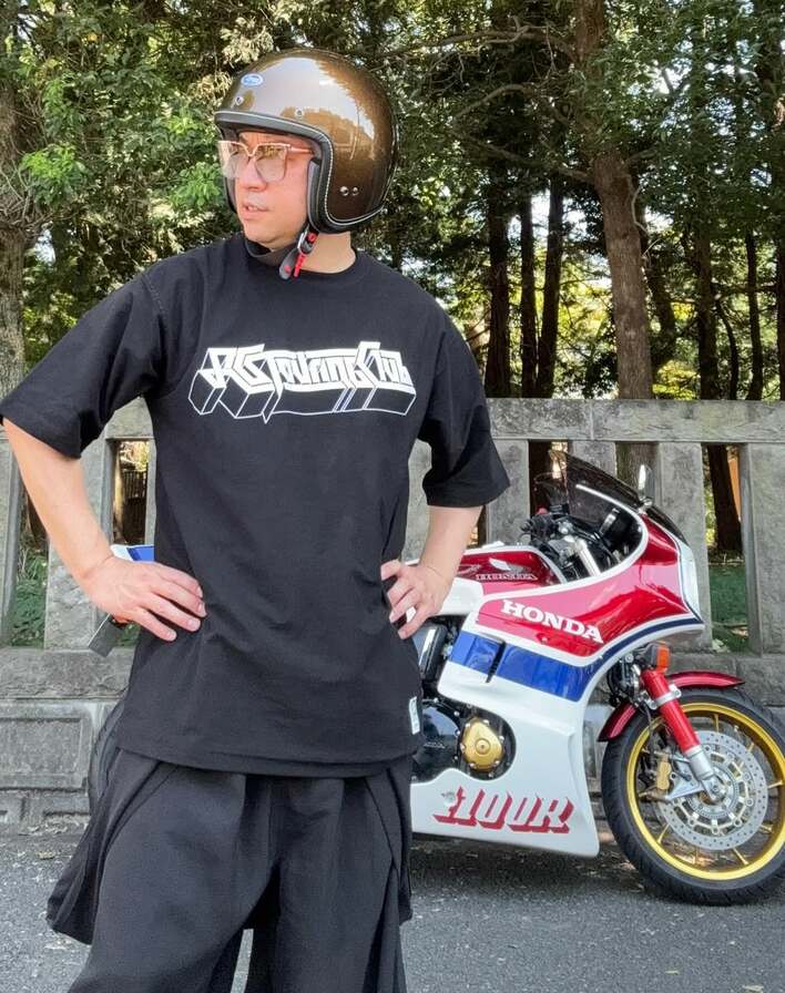 カラフルな“愛車”と映えショット！レイザーラモンRG 青空バックの2