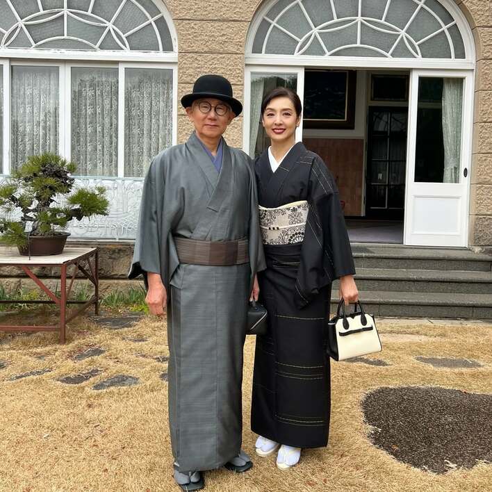 【極美品】ティアラ 草刈民代着用 パイピングガウンコート ロング 草刈民代 夫顔出し30年前の秘蔵ウェディングフォト公開！気品あふれる
