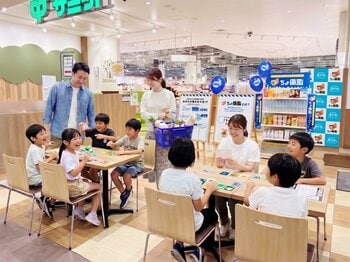 「サントリー天然水 防災備蓄イベント “これも！ちょ備蓄アクション”」開催。食品・日用品メーカーなど７社と協力し、サミットストア ららテラス ＨＡＲＵＭＩ ＦＬＡＧ店にて実施